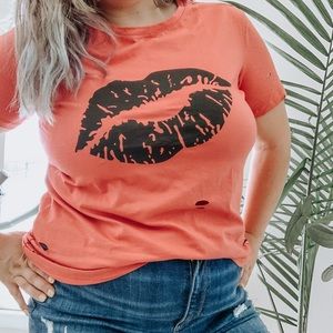🌺NEW🌺 Kiss The Lip distressed tee